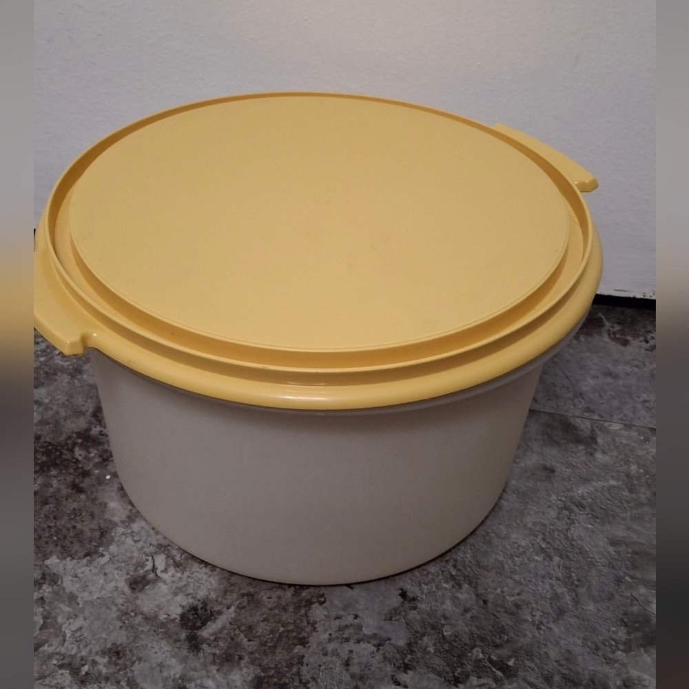 VINTAGE Tupperware Cake Keeper Carrier Harvest Gold Storage Container  . - Picture 2 of 4